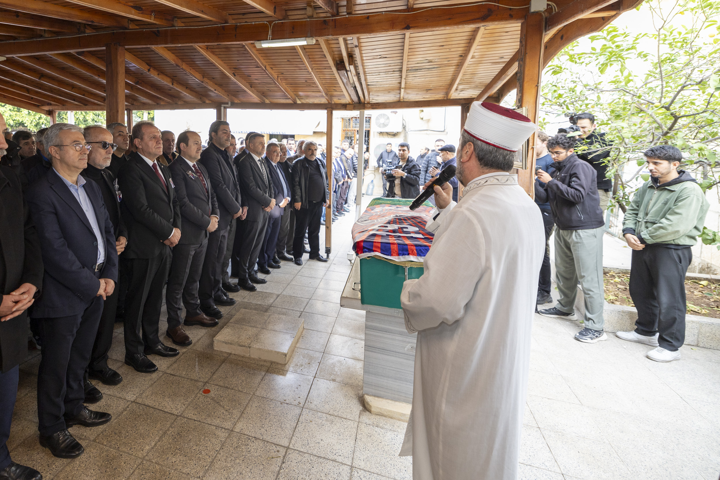 BAŞKAN SEÇER, MİY ONURSAL MENAJERİ HACI BAYRAM BİRİNCİ’NİN CENAZE TÖRENİNE KATILDI (3)